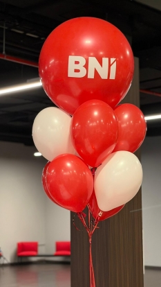 Balionas su logotipu "BNI"