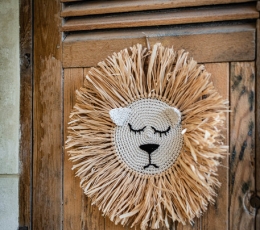 Kabanti šiaudinė dekoracija "Užsimerkęs liūtas" (45 cm)  1