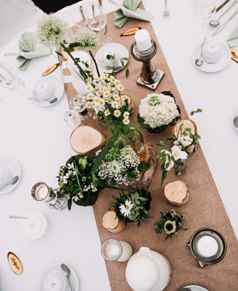 Kaip papuošti vestuvinį vaišių stalą