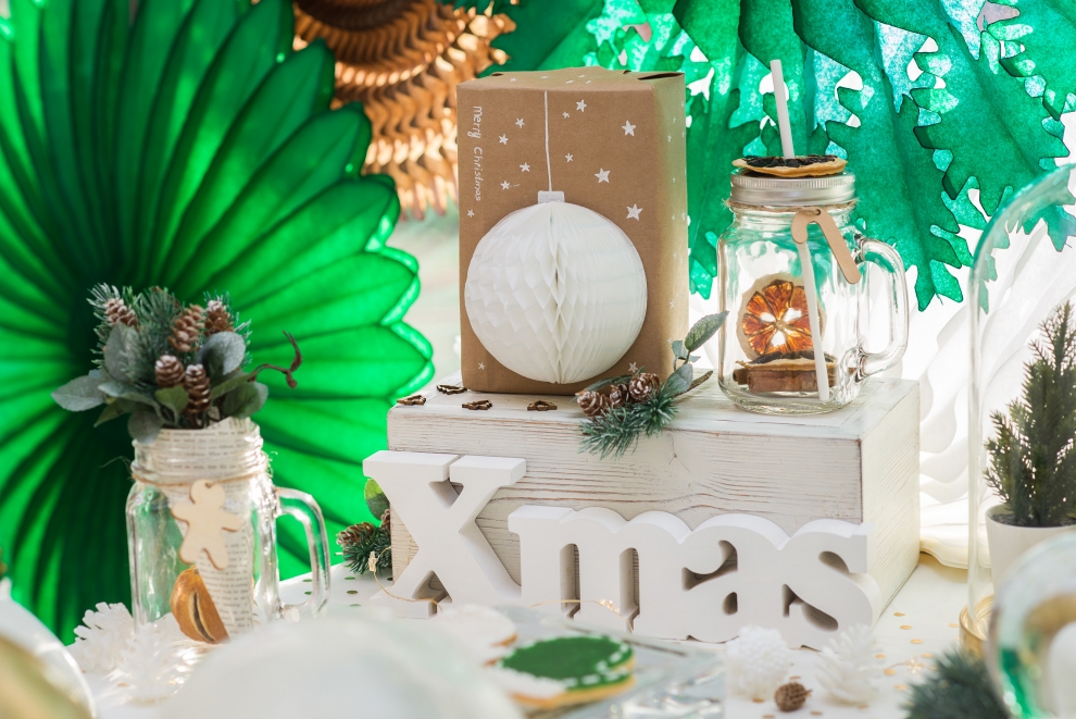 Kalėdinis skandinaviško stiliaus stalo dekoras