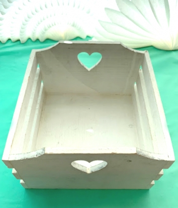 (NUOMA) Medinė dėžė su langeliu-širdele (21x21x13 cm)