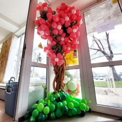 Balonu instalācija "Rozā ziedi ar zaļumiem"