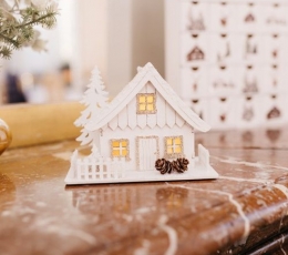 Izgaismota Ziemassvētku dekorācija "Baltā māja" (15x11 cm) 1