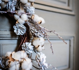 Ziemassvētku vainags ar priežu čiekuriem un baltām ogām (55 cm) 2