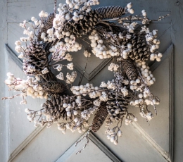 Ziemassvētku vainags ar priežu čiekuriem un baltām ogām (55 cm)