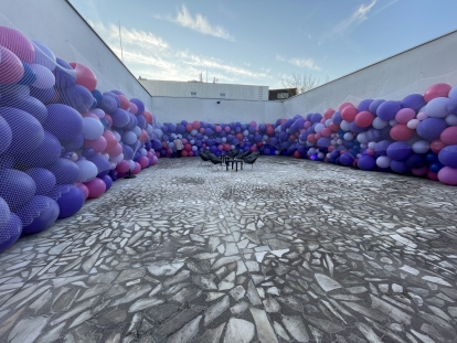 Инсталляция из воздушных шаров "Фиолетовый мир"