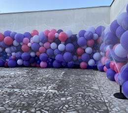 Инсталляция из воздушных шаров "Фиолетовый мир" 1