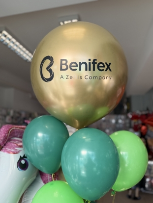 Personalizuotas lipdukas ant baliono "Benifex"