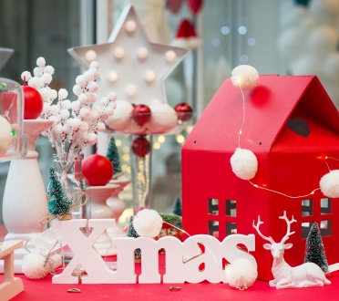 Raudonai - baltas kalėdinis dekoras