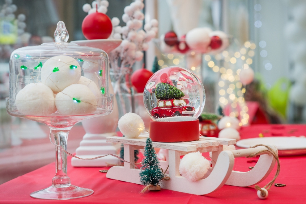 Raudonai - baltas kalėdinis dekoras