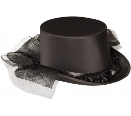 Skrybėlė su juodu kaspinu