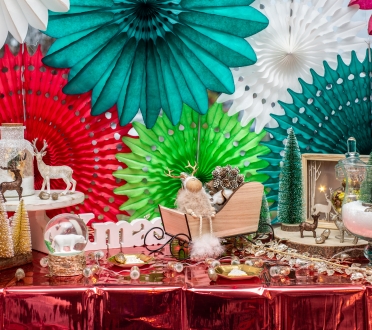 Šventinis stalo dekoras, kuriame karaliauja trys spalvos